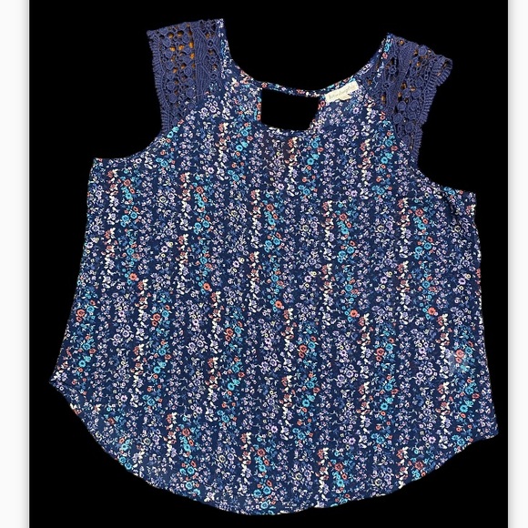 Love on a hanger blouse with crocheted shoulders. Size extra large. - Picture 2 of 10